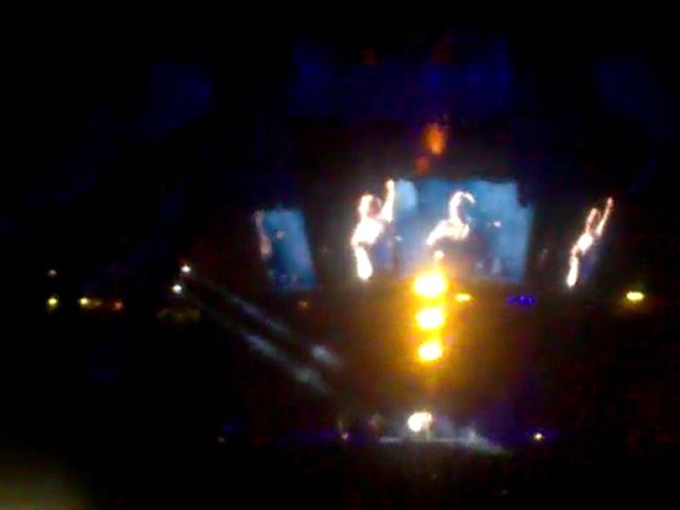 U2 360 o İstanbul Bono & Zülfü Livaneli Düeti