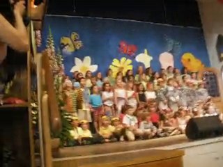 ela sarki soyluyor okulda