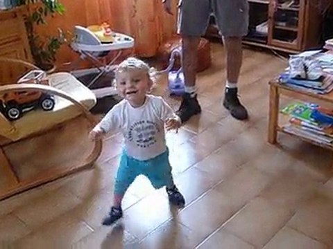 Les premiers pas de Thomas (16 mois)