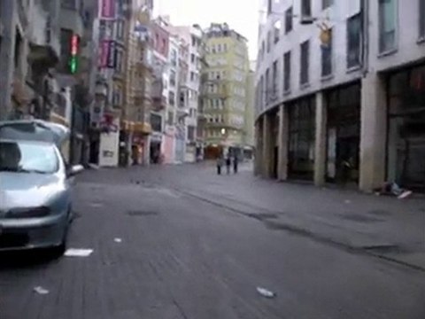 Talking to the avantgardeast ...İSTİKLAL CADDESİ-12-eylül saat-07:45 tarinin sakin günü