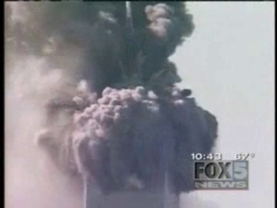 911 10h28 La tour nord du World Trade Center s effondre