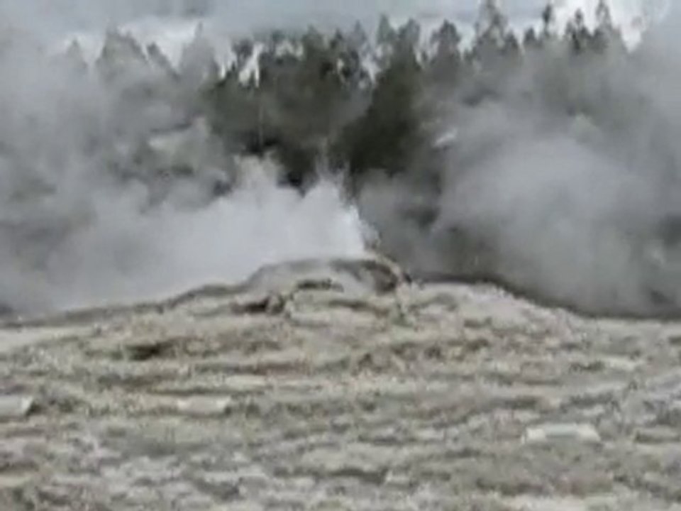 MVI_4146 geyser at old faithful