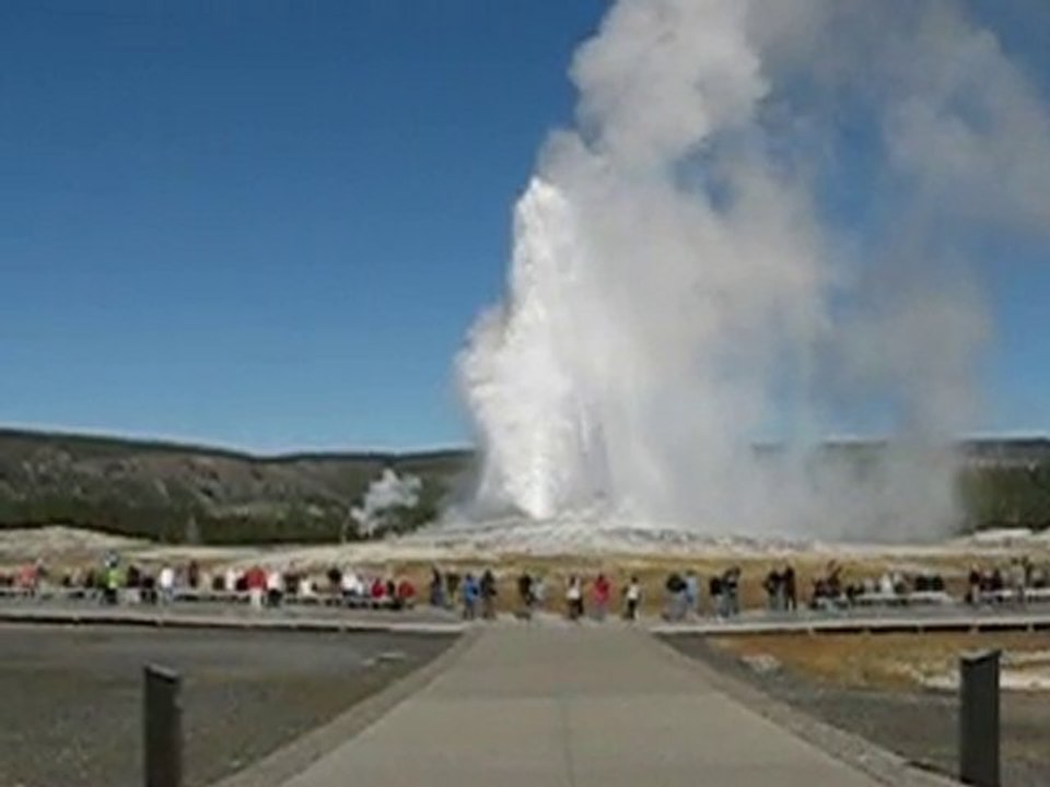 MVI_4503 old faithful geyser ciel bleu