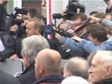Jarosław Kaczyński próbuje dostać się pod krzyż