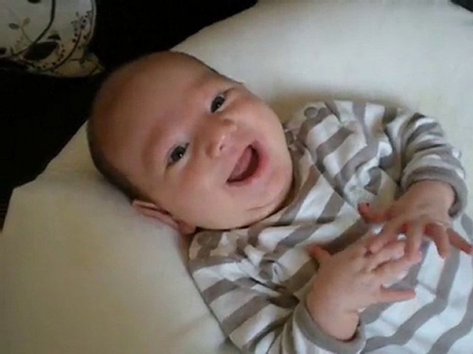 Nathan sourit a sa maman :)