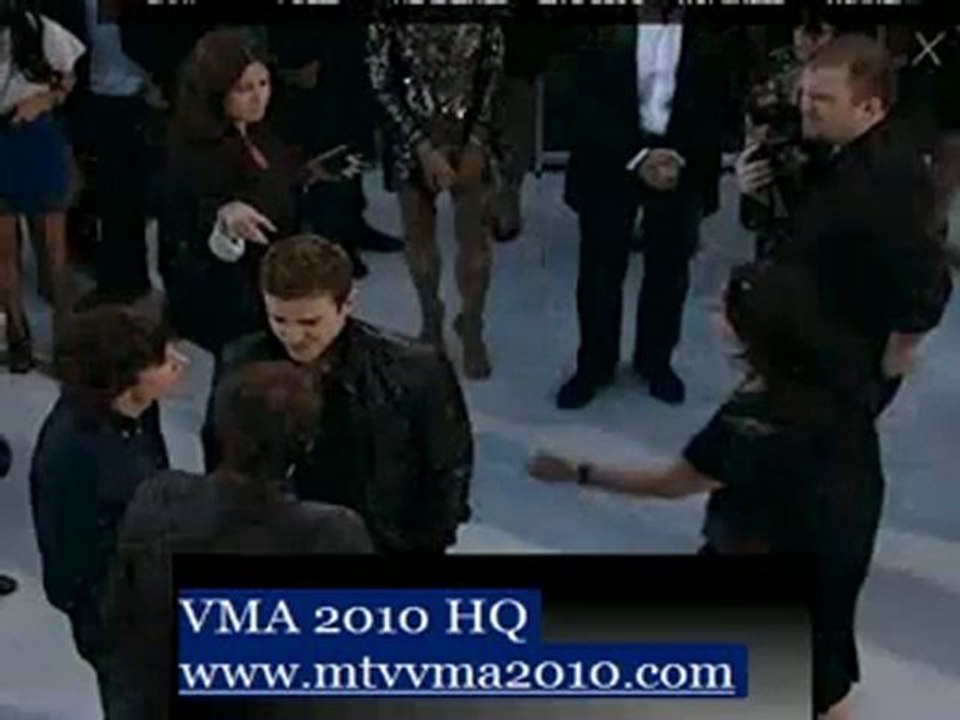 Justin arriving at the VMA 2010