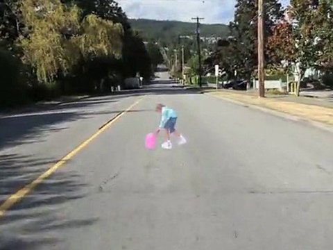 Un enfant en 3D peint sur la route pour éviter les accidents