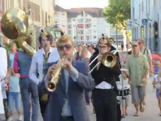 Fanfare Impériale du Kikiristan : déambulation à Rumilly
