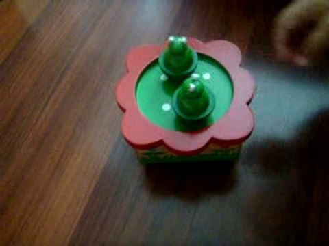 Boîte à musique avec deux grenouilles danseuses