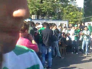 Bilet kuyrugunda çekirdekçiye ara gaz...Oleyyy