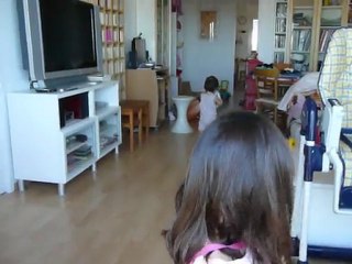 01-08-10- Angelin et  Zoéline s'amusent