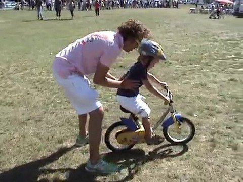 1ère fois sans petites roulettes - 1er essai = 1ère chute!