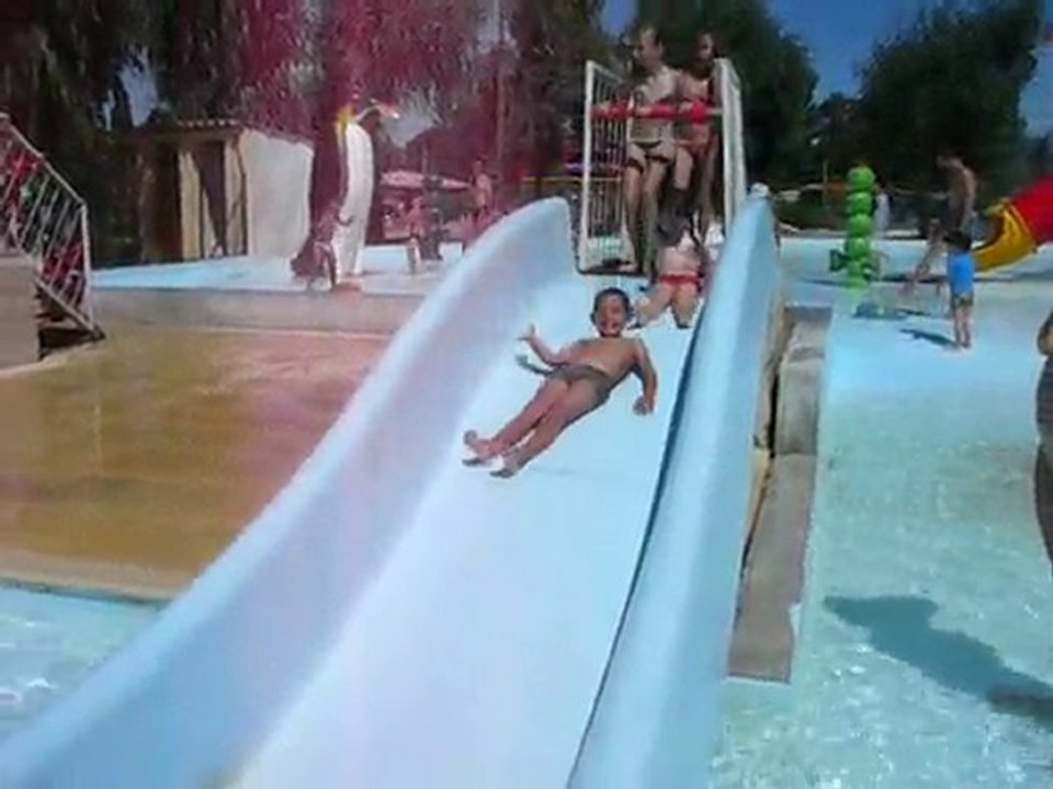 25-08-10- Roman et Zoéline toboggan piscine