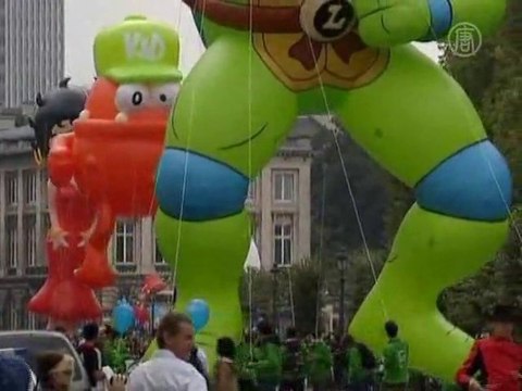 Герои комиксов проплывают парадом