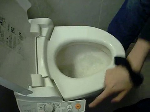 Les nonos découvrent les chiottes