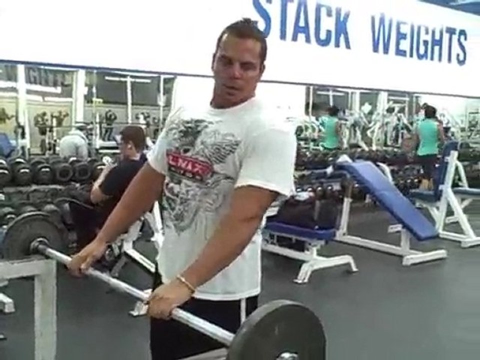 Straight Barbell Curls vs EZ Bar Curls