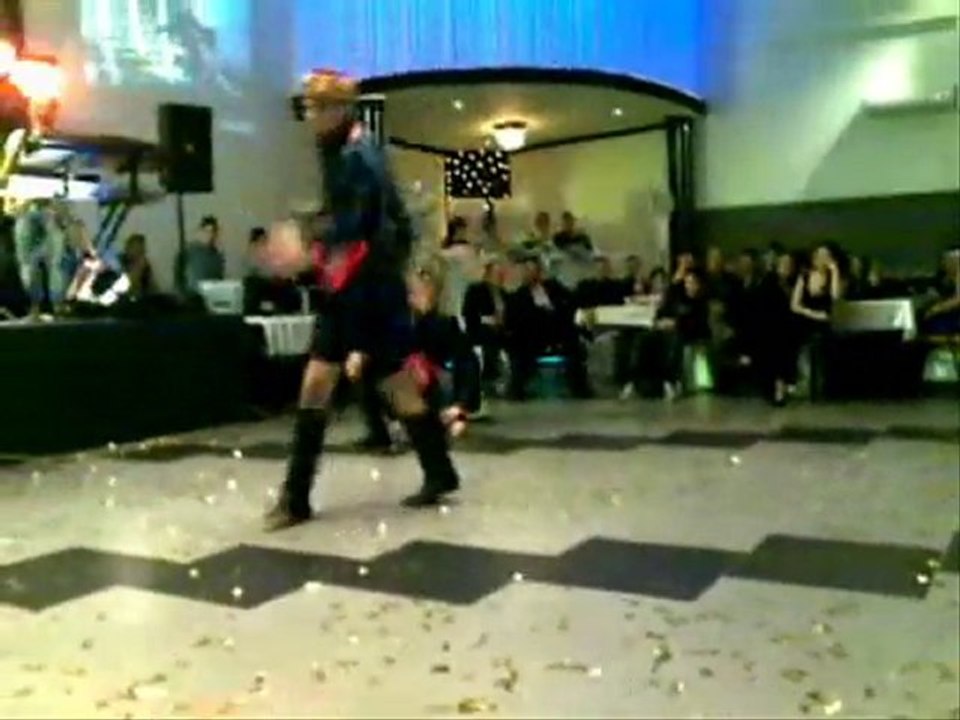 Alparslan ve Fatih Demircan'dan Zeybek Oyunu