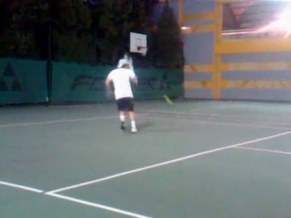 Çaça playing tennis II