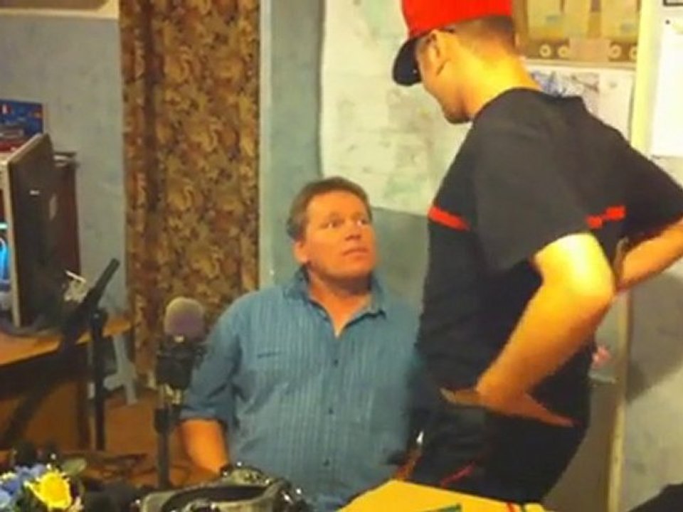 le striptease en direct live de Florian, livreur de pizzas