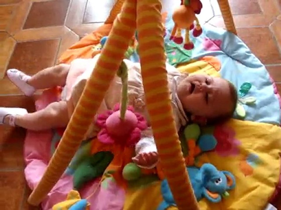 Kimy sur son tapis d'eveil