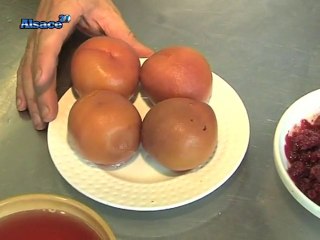 Recette : pêche pochée et son granité de fruits rouges