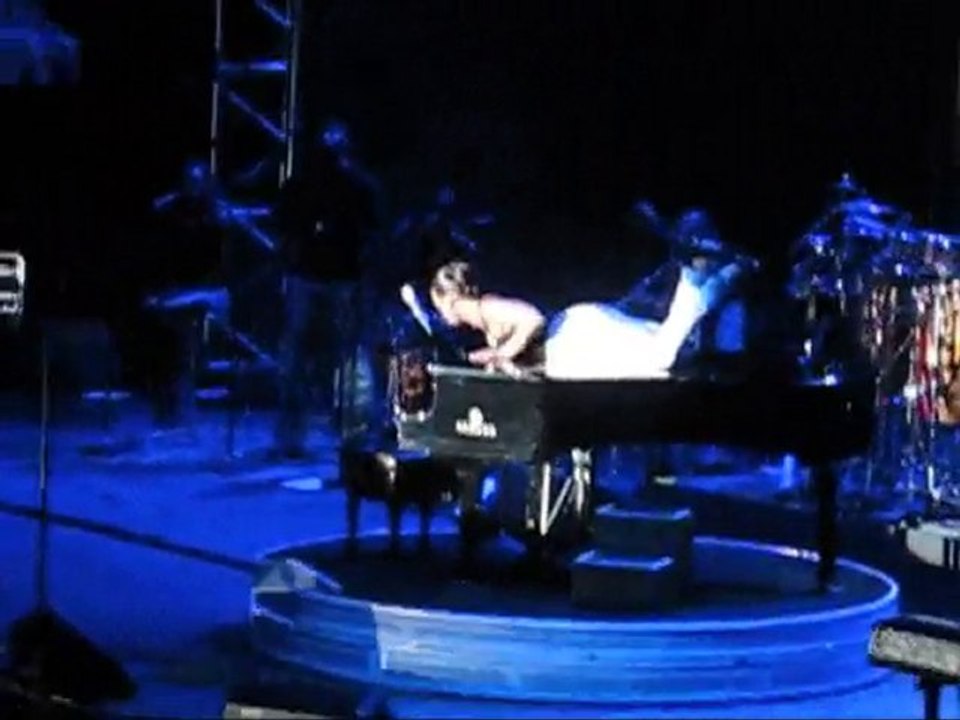 Alicia Keys playing piano