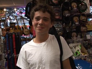 Ukulele craze gets Americans strumming