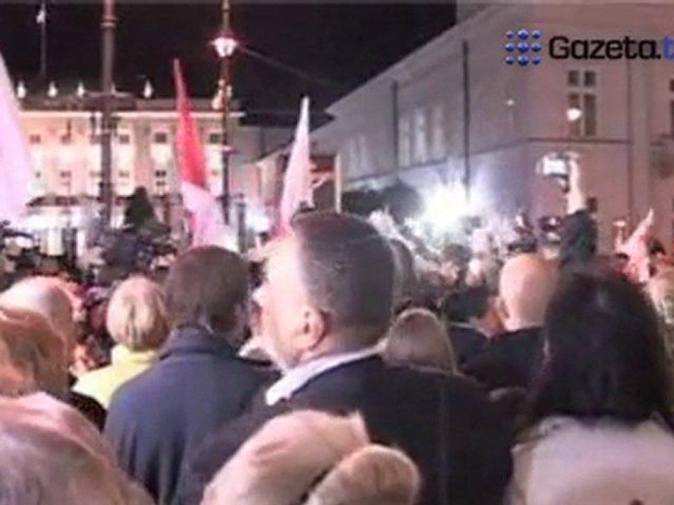 Obrońcy krzyża: Jarosław, Jarosław, Jarosław...