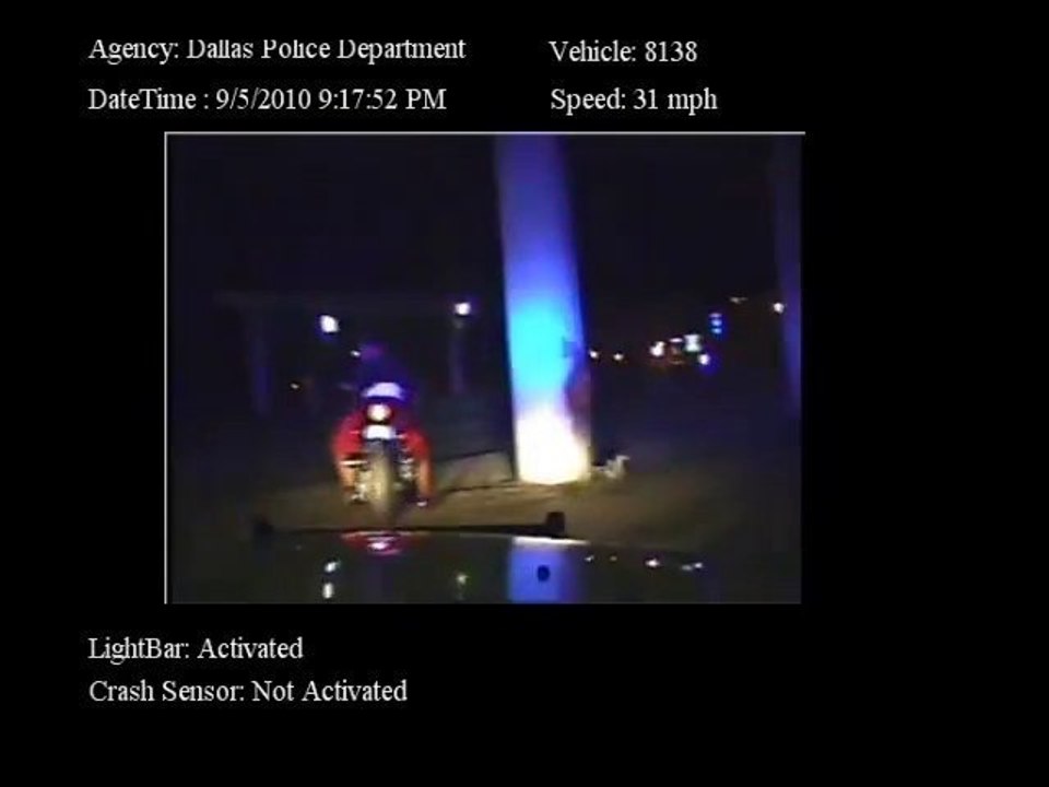 Des policiers de Dallas passent à tabac un motocycliste