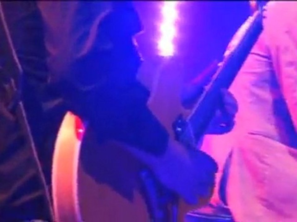 Camille Bazbaz Sirènes