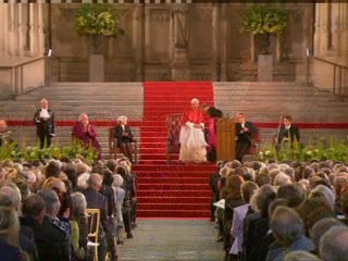 Pope pays tribute to WWII heroes