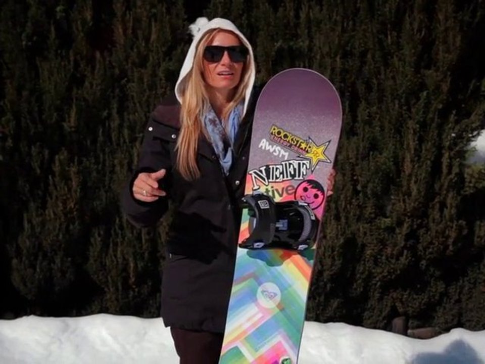 Erin Comstock rides the Ollie Pop Roxy Snowboard