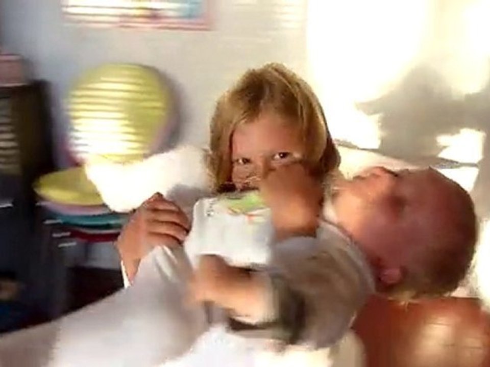 20100828 Clara et Romain font les fous Lacanau