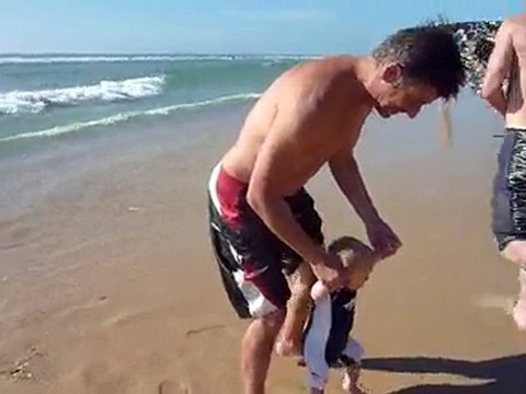 20100820 Romain marche sur la plage Lacanau