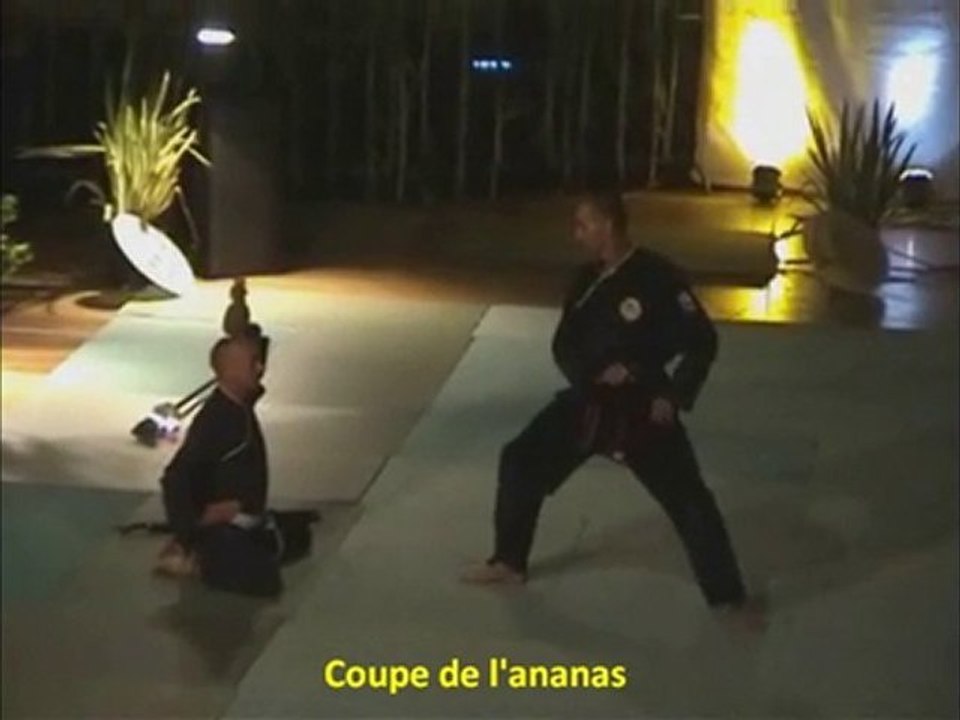 JACQUES COUPE L'ANANAS SUR LA TÊTE D'UN ELEVE