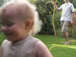 Clotilde joue avec l'eau