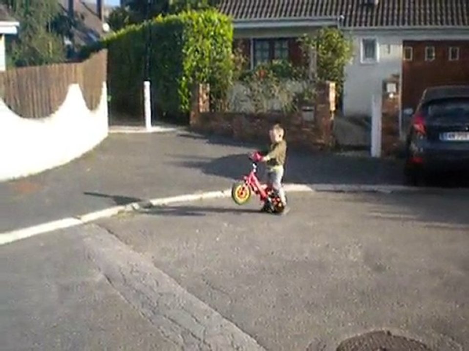 Quentin apprend à faire du vélo