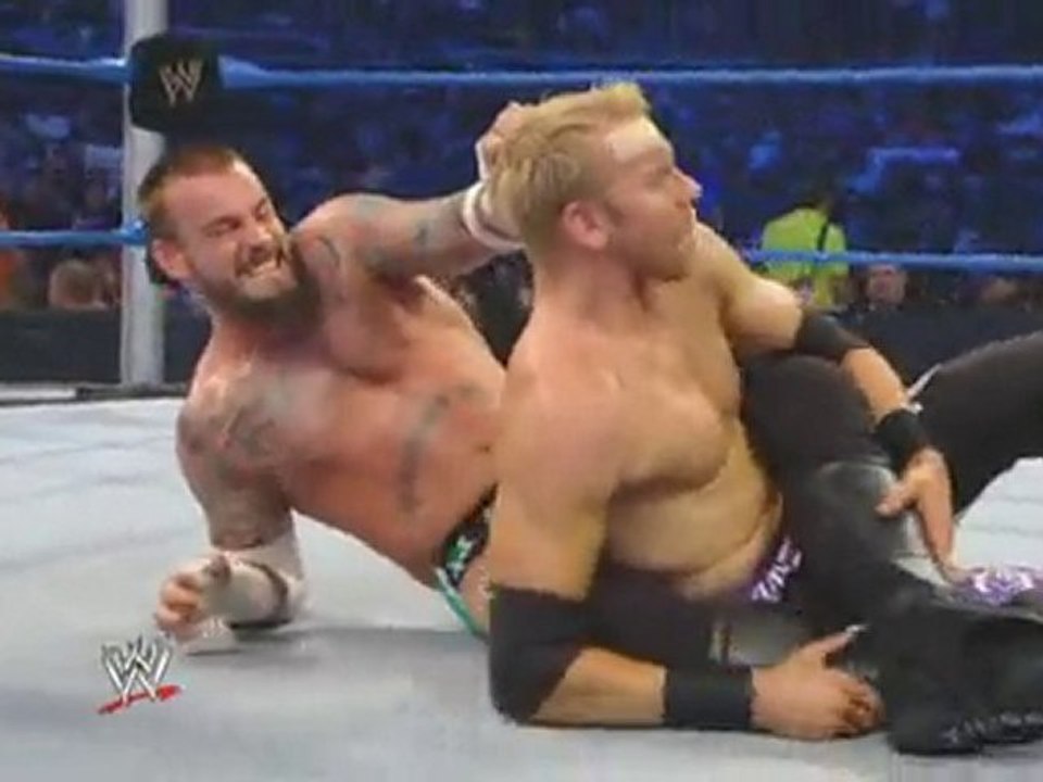 CM Punk победи Крисчън, но отнесе юмрук от Грамадата