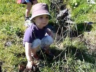 noé jette les cailloux avec les 6-7 ans