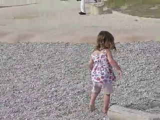 015 - Lilith marche sur les graviers...