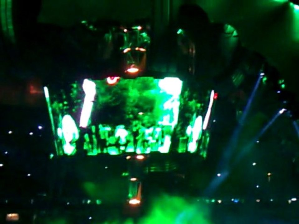 U2 supports democracy in Iran (concert 2010 Paris - France)