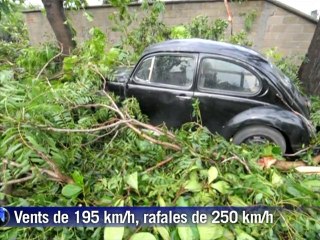 Les secours mexicains au travail après le passage de l'ouragan Karl
