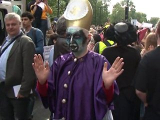 Des milliers de manifestants à Londres contre le pape Benoît XVI