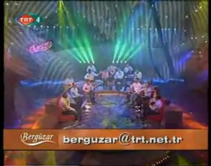 ayağına giymiş üç güllü çorap