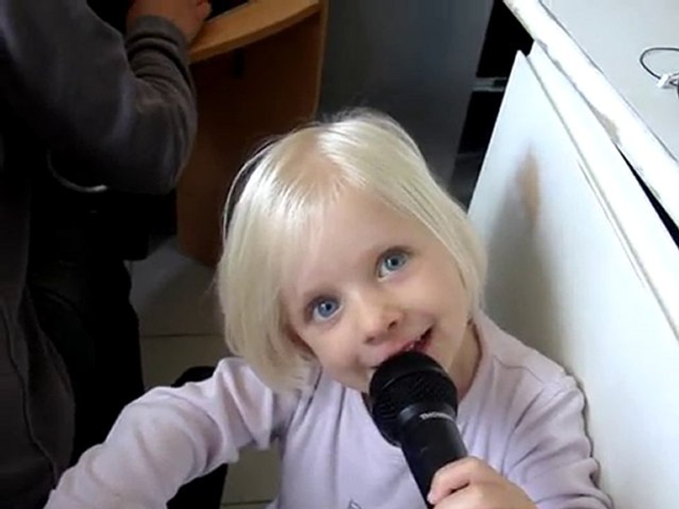 dansons la capucine au micro