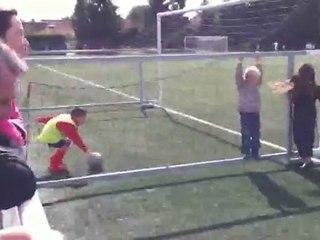 Enfant Qui Joue Au Foot. Ilyas