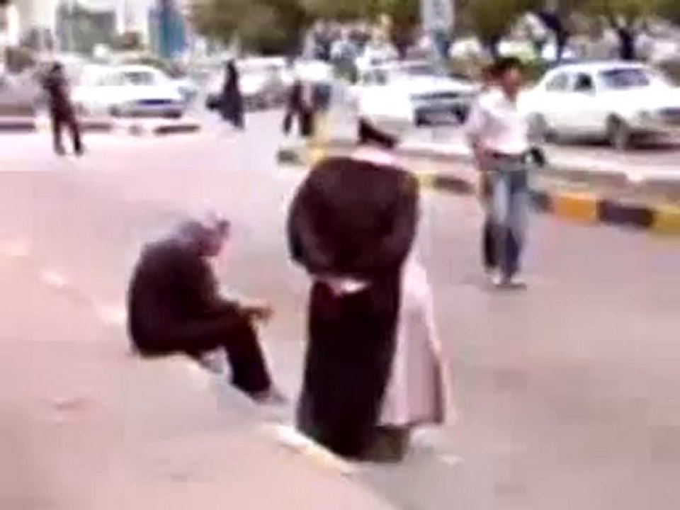 CHIITE enturbanné DRAGUE une fille dans la rue pour la MOTEÂ
