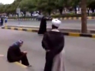 CHIITE enturbanné DRAGUE une fille dans la rue pour la MOTEÂ