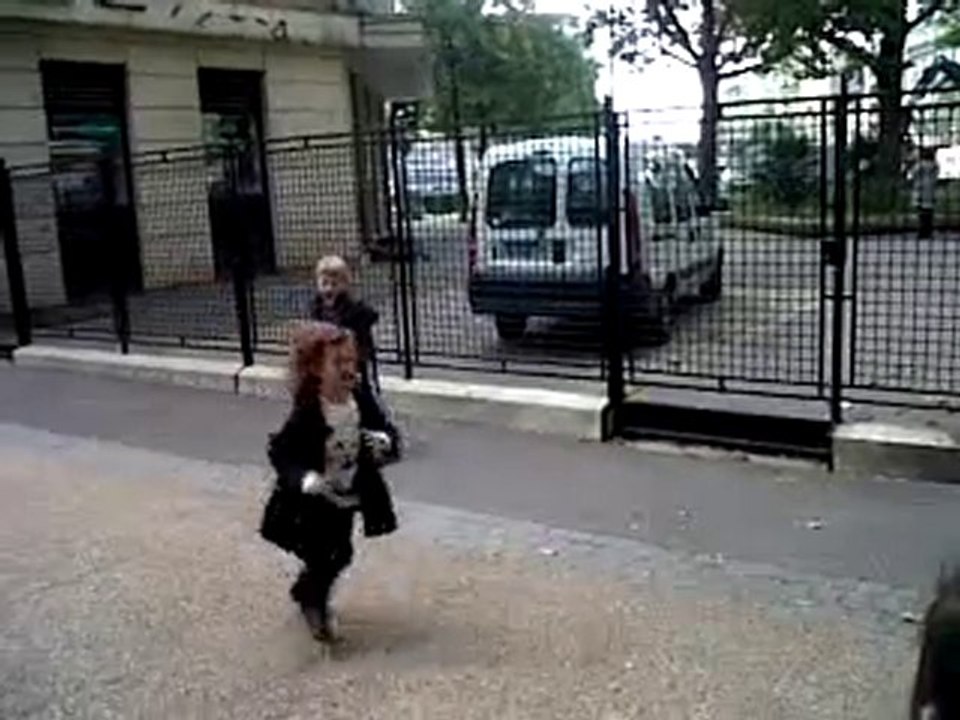 17 sept 2010: Les enfants jouent à "chat" dans la cour