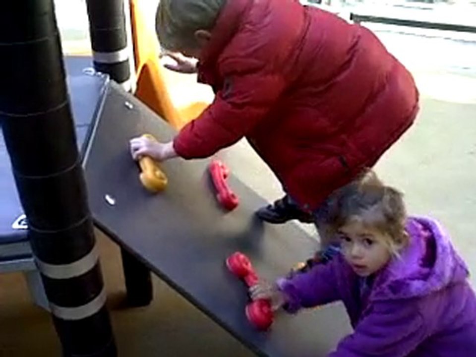 20 sept 2010 Après midi au parc: Pierre grimpe par le mur d'escalade